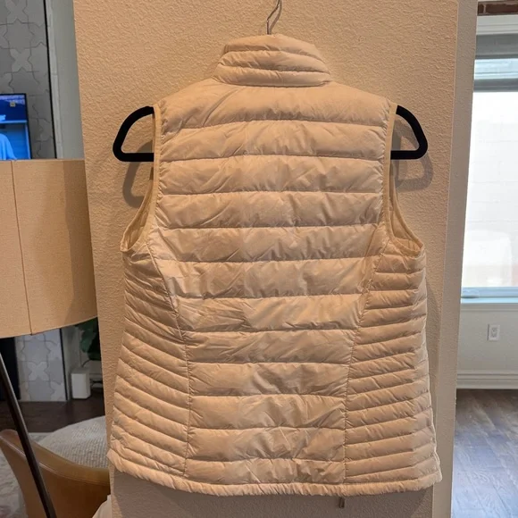Patagonia Women's White Quilted Vest - Picture 4 of 4